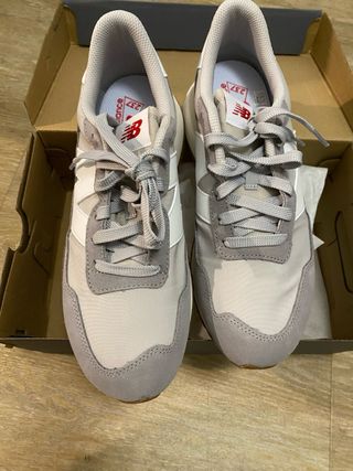 Zapatillas New Balance Gris y Blanco