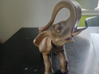 Antigo Elefante em Cerâmica