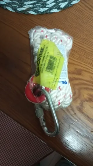 Dispositivo de amarre con mosquetón