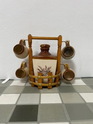 Set di bottiglie e tazze in ceramica