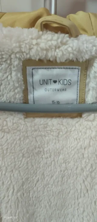 Chaquetón amarillo con lunares blancos