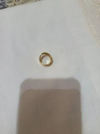 Anillo dorado con diseño de líneas