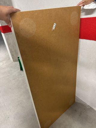 Escritorio blanco con patas metálicas