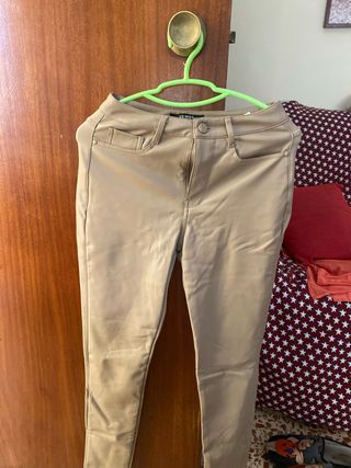 Pantalón de cuero beige