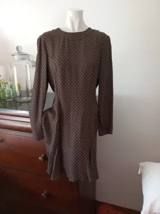 Elegante vestido marrón estampado