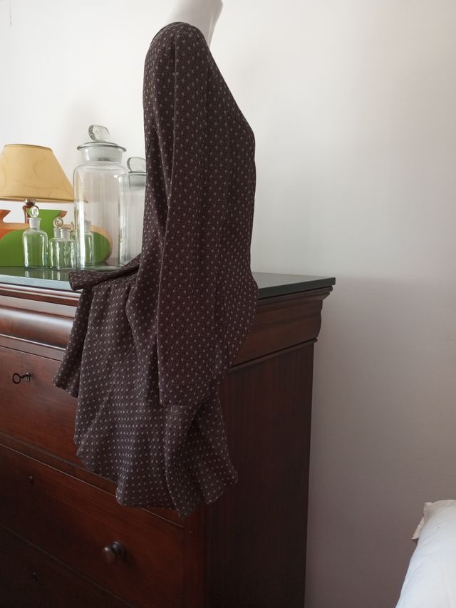 Elegante vestido marrón estampado