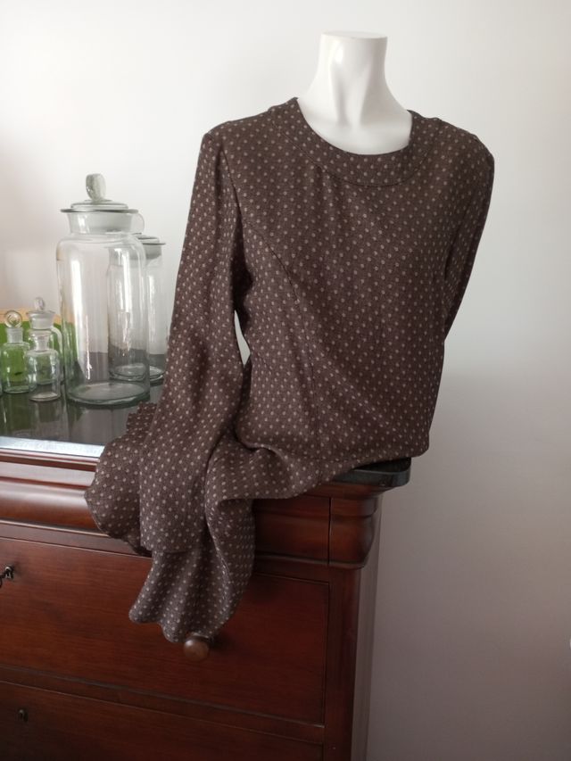 Elegante vestido marrón estampado