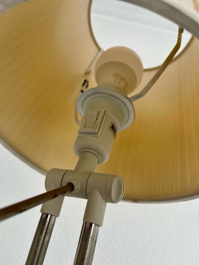 Lámpara de pie beige y plateada