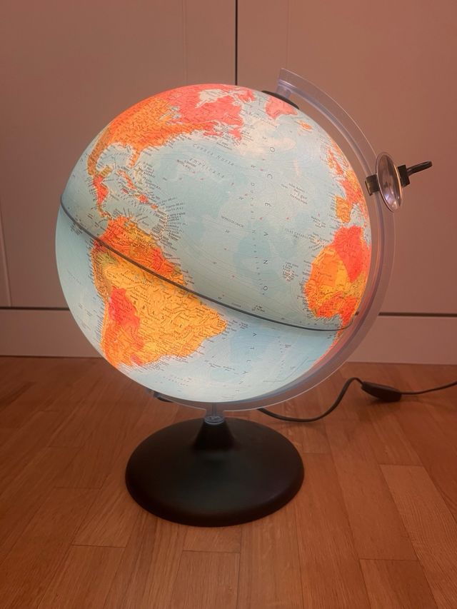 Globo terráqueo iluminado