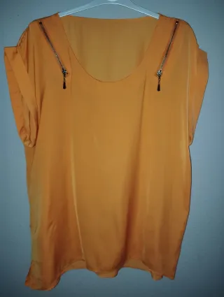 Blusa naranja con cremalleras