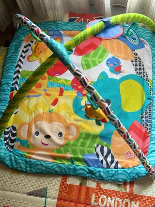 Gimnasio para bebé con arco y juguetes