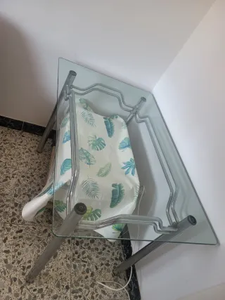 Mesa de cristal y metal con sillas