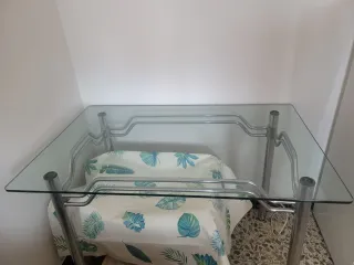Mesa de cristal y metal con sillas
