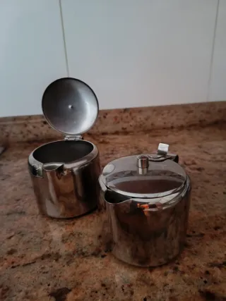 Jarra leche y café metal plateado inoxidable