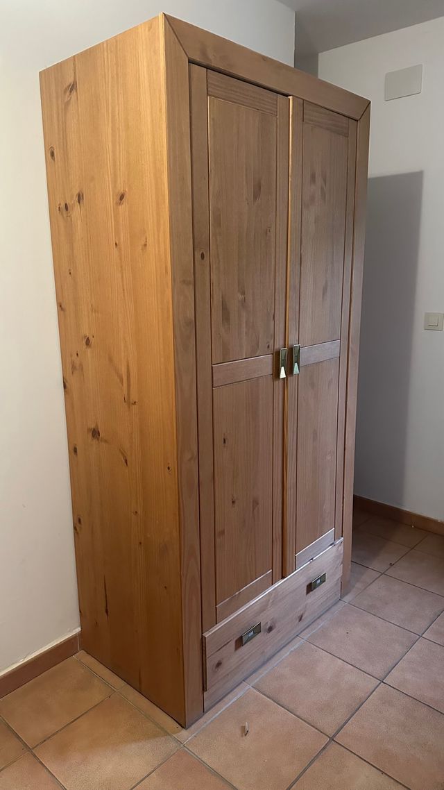 Armario de madera maciza de pino con cajones