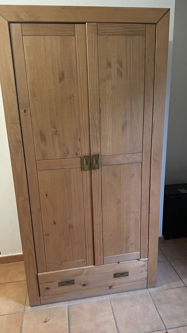 Armario de madera maciza de pino con cajones