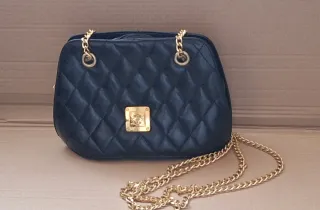 Bolso negro con cadena dorada
