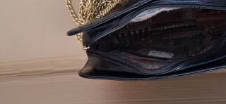 Bolso negro con cadena dorada