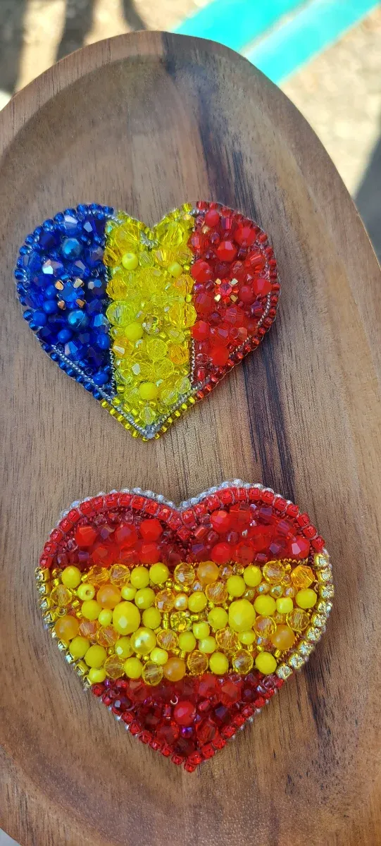 Broche bandera en forma de corazon hecho a mano