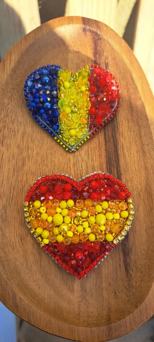 Broche bandera en forma de corazon hecho a mano