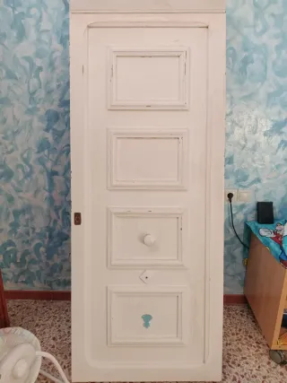 Puerta blanca con molduras