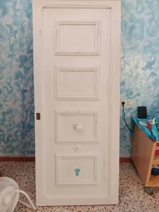 Puerta blanca con molduras