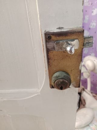 Puerta blanca con molduras