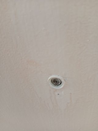 Puerta blanca con molduras