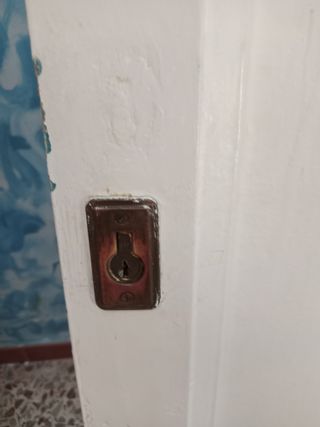 Puerta blanca con molduras