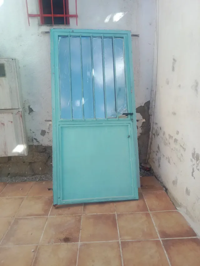 Puerta antigua de hierro: 1,97 alto y 95 ancho 