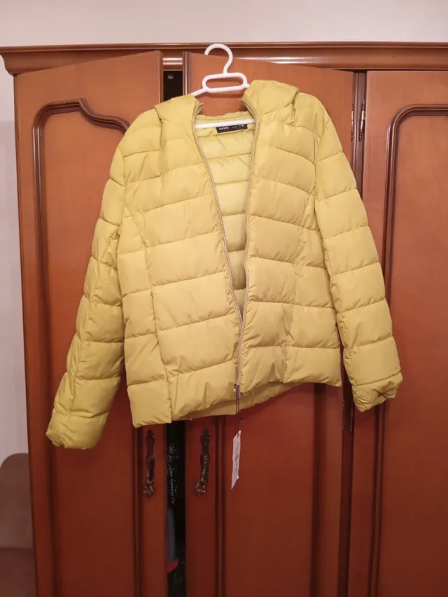 Plumífero ligero amarillo con capucha