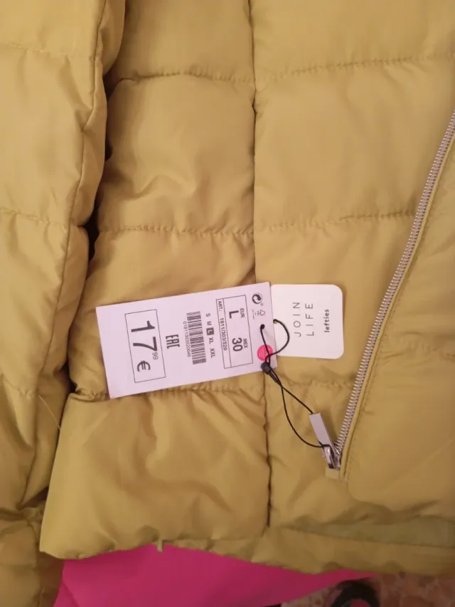 Plumífero ligero amarillo con capucha