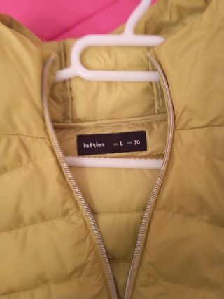 Plumífero ligero amarillo con capucha