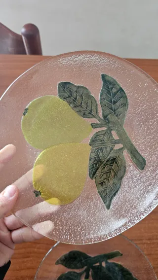 2 Piatti in vetro con decorazione di pere, vintage