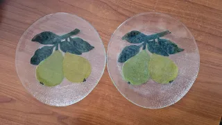 2 Piatti in vetro con decorazione di pere, vintage