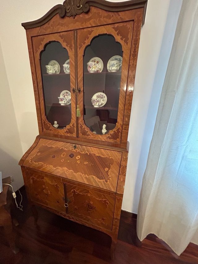 Mobile scrivania intarsiato con vetrina