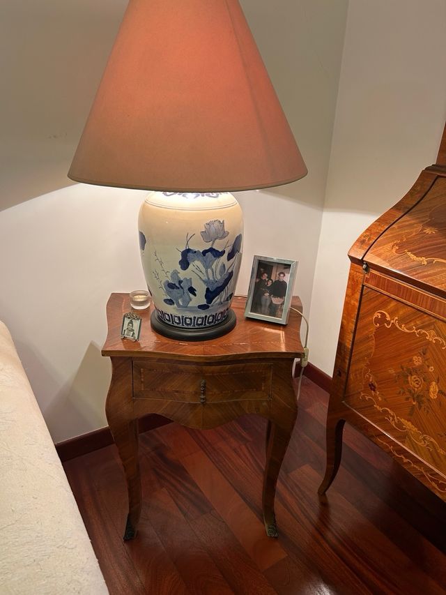 Mobile scrivania intarsiato con vetrina