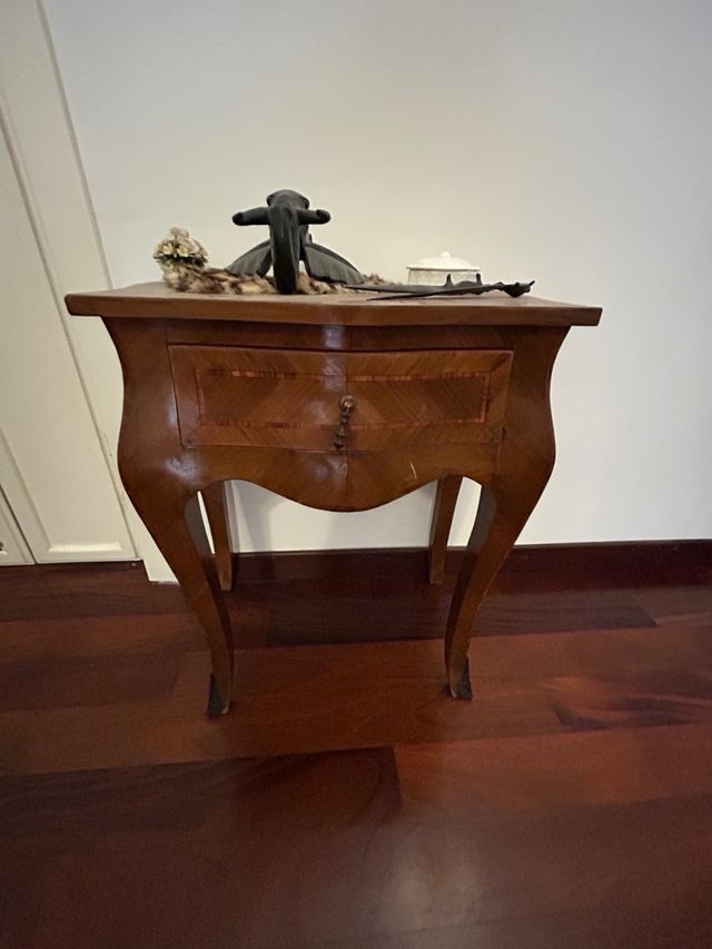 Mobile scrivania intarsiato con vetrina