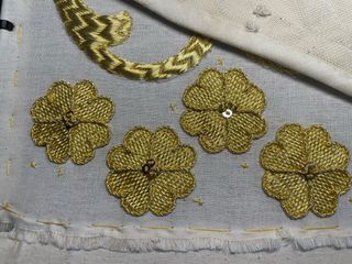 Flores bordadas doradas