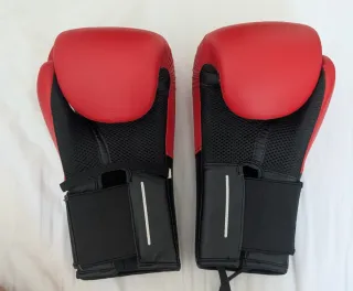 Guantes Boxeo Outshock 12oz y Vendas MMA