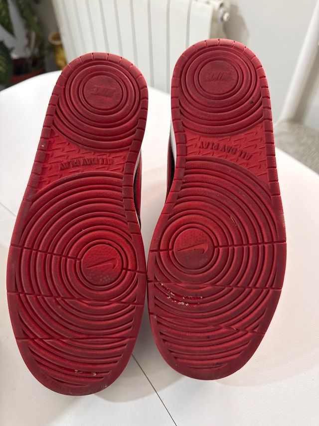 Zapatillas Nike Negras y Rojas