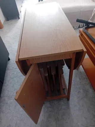 Mesa plegable con 4 sillas plegables