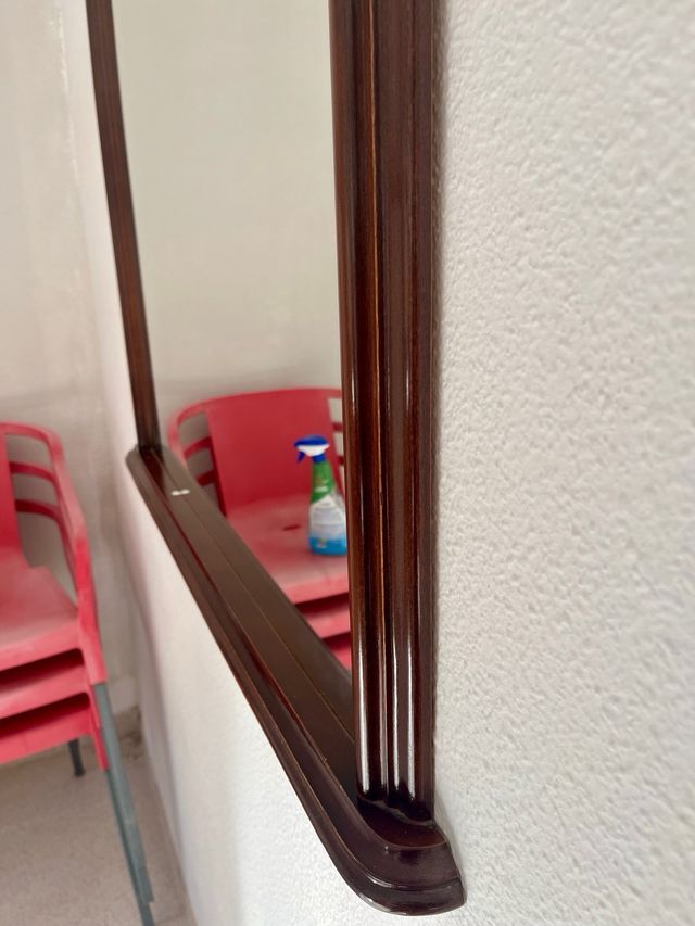 Espejo de madera con marco decorativo