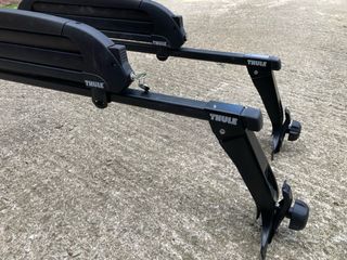 Portaesquís Thule y barras de techo.