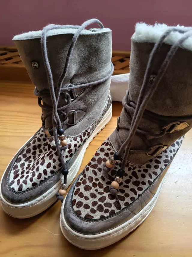 Botas Dolfie Piel Beige y Plateadas