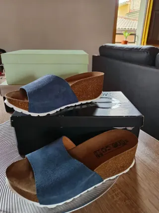 Sandalias de cuña azul y marrón