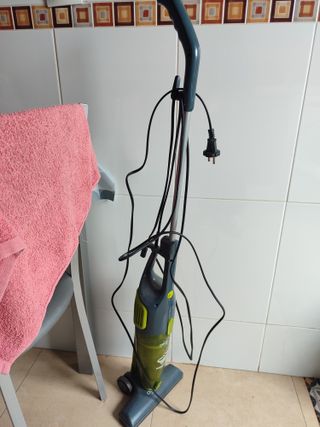 Aspiradora de mano verde y gris