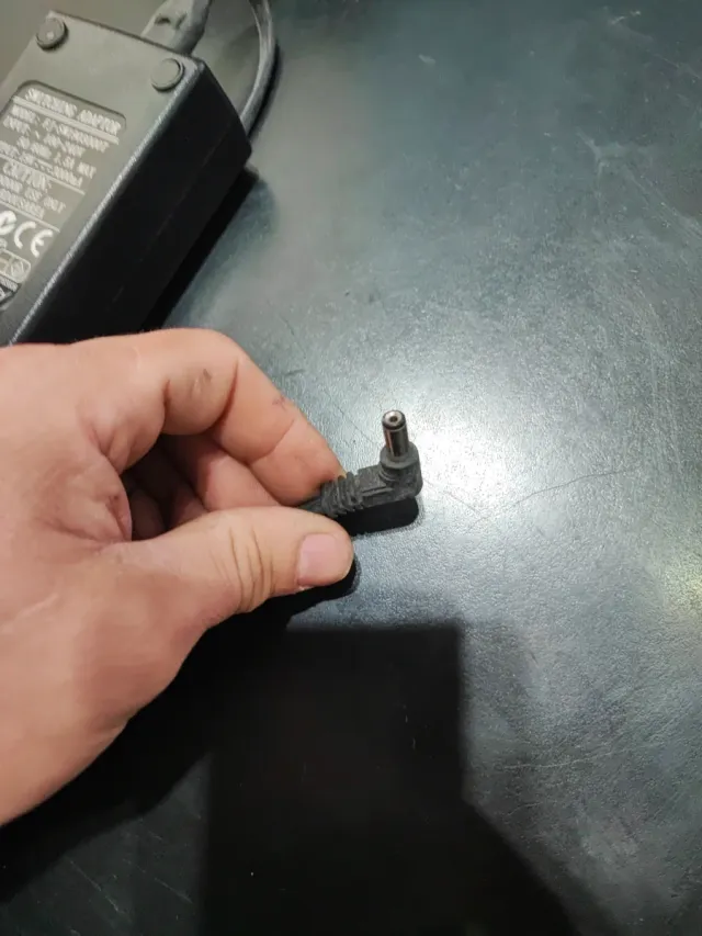 Cargador FUJIA 19V 1.5A