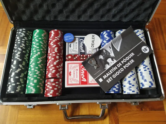 Maletín de póker con fichas y accesorios