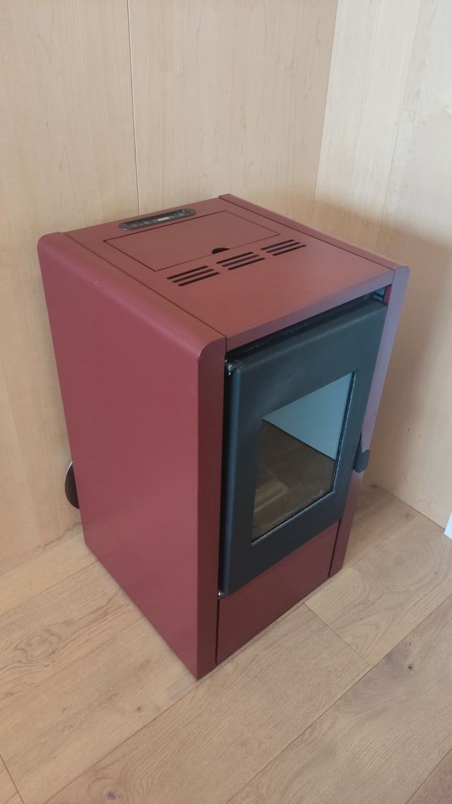 Estufa de pellets granate y negra